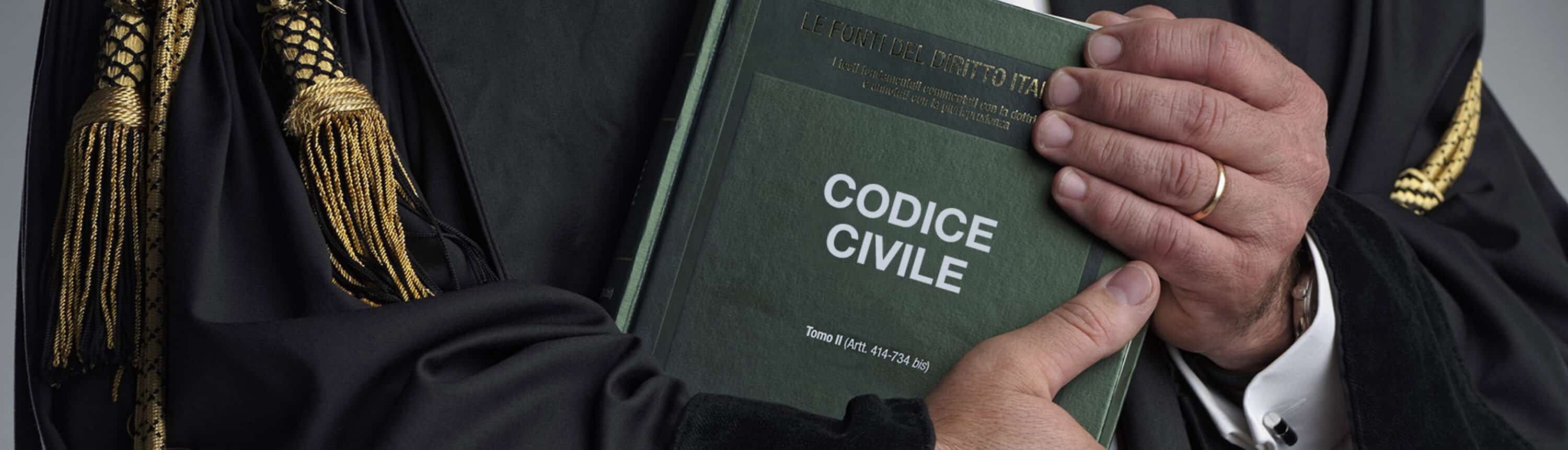 Avvocato in toga con il Codice civile tra le mani